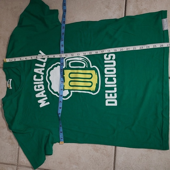 Tipsy Elves Mens Magically Delicious Beer Mug Green Short Sleeve Tshirt Medium - Picture 5 of 8